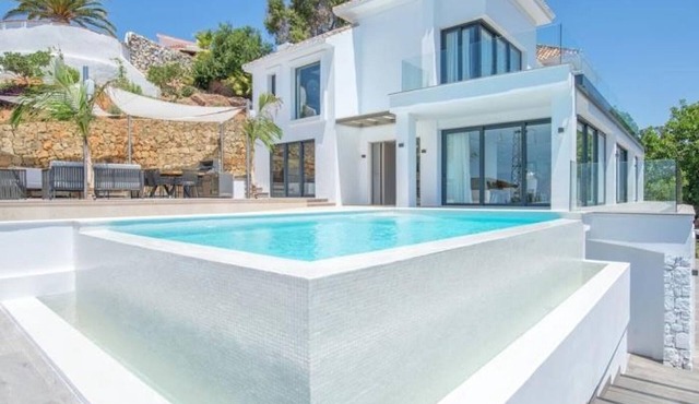 Luxury Villa Marbella: Pools, Spa, Near Beach