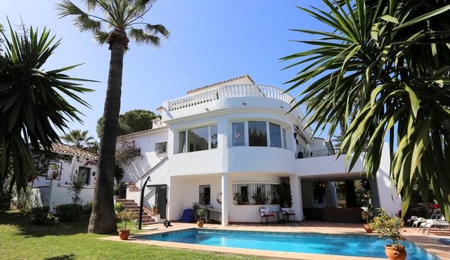 Luxury villa with amazing views and garden