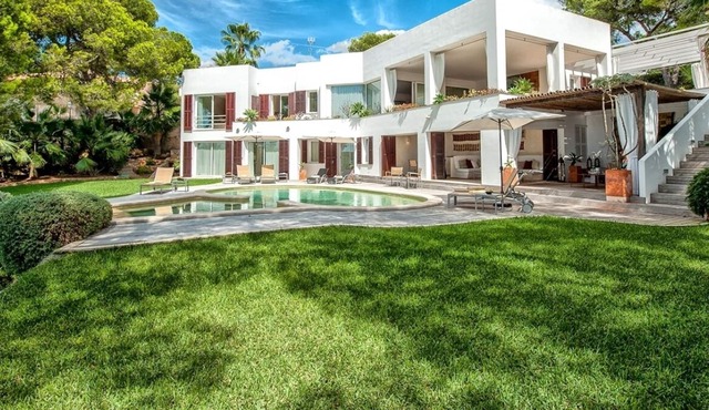 Luxury Villa with Private Pool and direct Access to a Mini Beach!!
