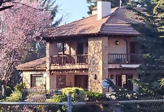 Magnífico Chalet y gran jardín frente a la sierra. in Riaza