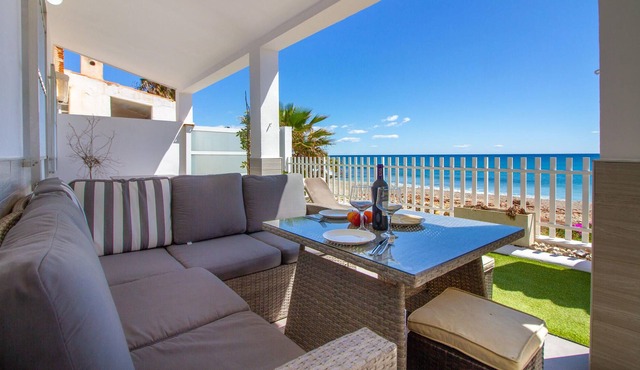 Make yourself at home in this paradisiacal vacation home and enjoy the tranquility.