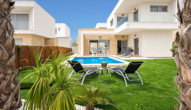 Maldiva Contemporary villa with private heated pool in Golf Torrevieja