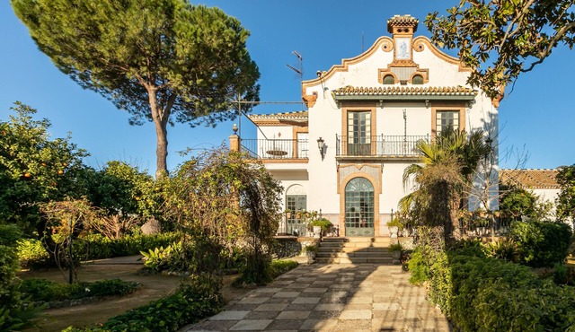 Manor house in the middle of Hacienda de Olivar
