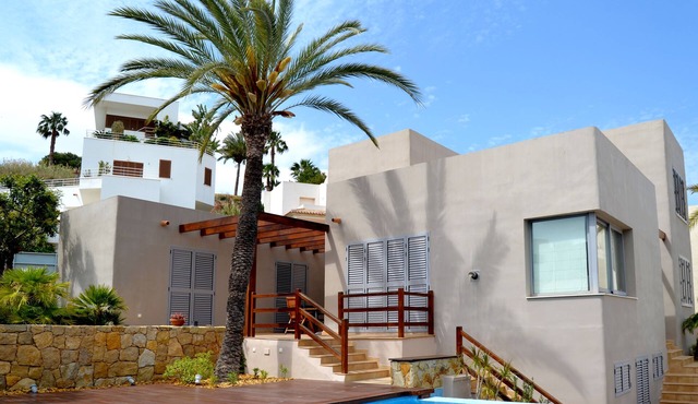 MEDITERRANEAN VILLA WITH POOL AND GARDEN