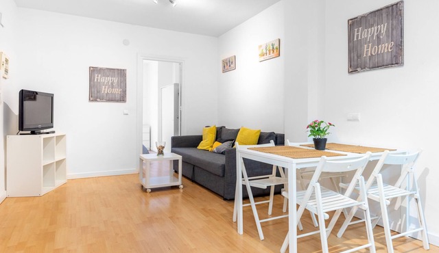 Modern Apartment "Capuchinos IZQUIERDA" in the City Centre with Balcony, Air Conditioning & Wi-Fi