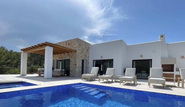 Modern villa for 6 with private pool and mountain views - LA OKSANA