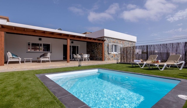 Modernes und helles Ferienhaus direkt am Meer, mit zwei großen Terrassen, Garte by Interhome