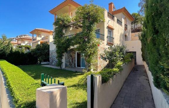 Newly renovated, Spacious, Bright Villa 5 minutes to the Beach