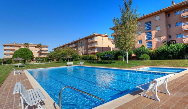 Nice apartment for 6 people with WIFI, pool, TV, terrace and parking in Torroella De Montgrí