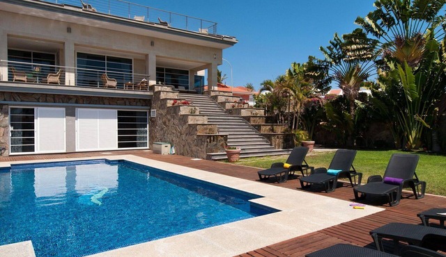 Nice apartment in villa for 12 people with WIFI, private pool, TV and patio