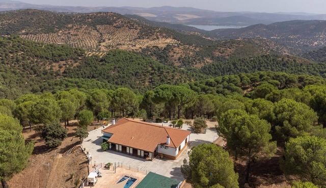Nice home in Villaviciosa de Córdob