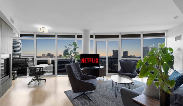 Panoramic CN Tower View - Amazing 3BR - Free Parking in Toronto