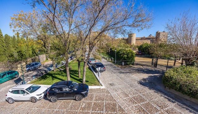 Parador-view apt- sleeps 4-1-bed apt shared rooftop terrace with castle view