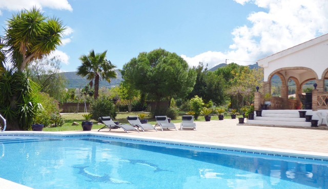 Peaceful private villa with large pool & beautiful mountain views.
