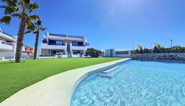 Poolside apartment with terrace, parking and Wi-Fi