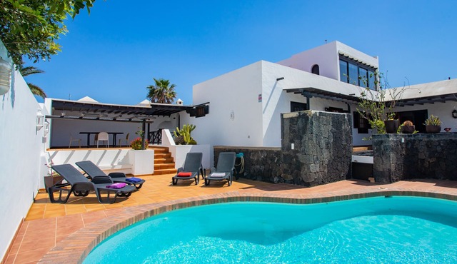 Private pool, FREE WIFI and tranquility 150 m from the beach