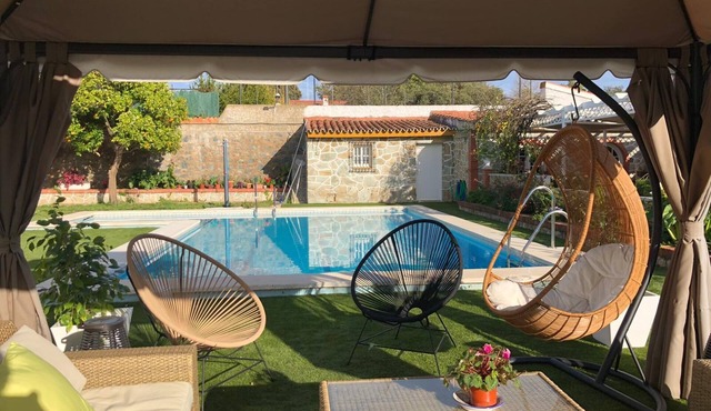 Private pool, billiards, darts, table tennis . Ideal for spending time with the family