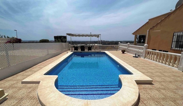 Private and quiet villa with sea views close to all amenities