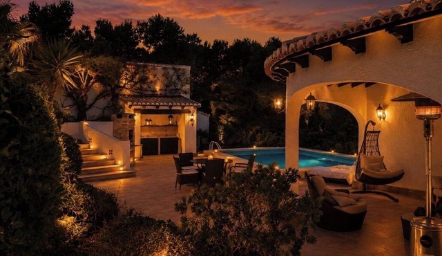 Private Luxury retreat with Pool & Stunning mountain,sea and Valley Views