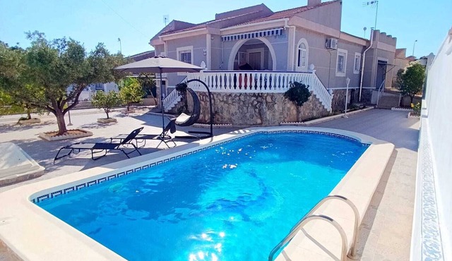 Private Villa with Swimming pool in Torrevieja, AC &WIFI in Torrevieja
