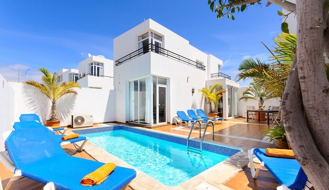 Puerto del Carmen Beautiful holiday home with Heated Pool, Private Patio and Great Location