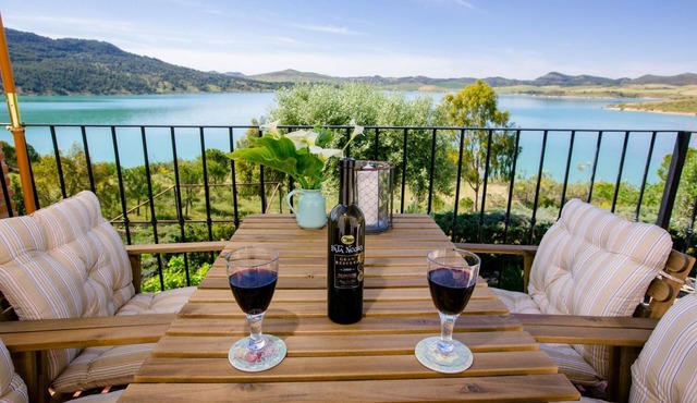 Refurbished holiday apartments with large terrace and panoramic view of the lake