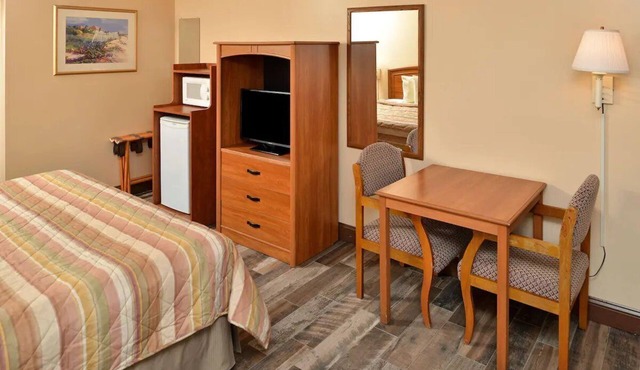 Relax & Explore From This Ideal Room Near Dinings | Fiesta Falls Mini-Golf-1.4mi in St. Augustine