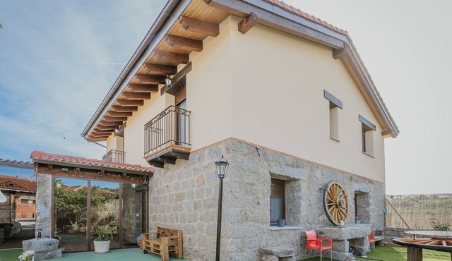 Rural House 'El Trillo' for 8 Guests with Sierra de Ávila Views, Garden & Barbecue