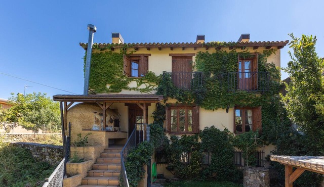 Rural House 'La Cárcava' with Mountain Views, Private Terrace, Pool, and EV Charger in La Serna Del Monte