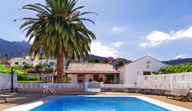 Rural house in a beautiful setting with a pool