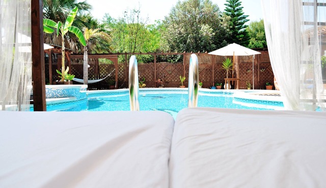 Rural house located on the Costa Blanca, with swimming pool, lake and animals.