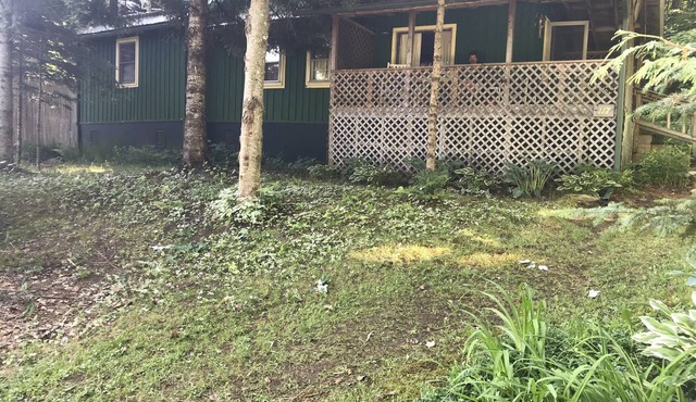 Rustic cabin on Daniel's Pond. in Glover