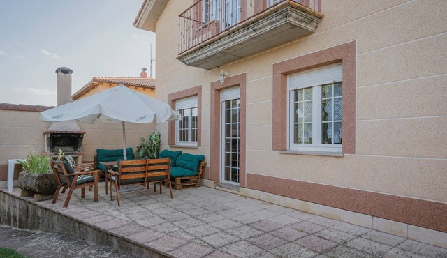 San Pelayo Country House in Burgos: 5 Bedrooms, Pool, and Mountain Views