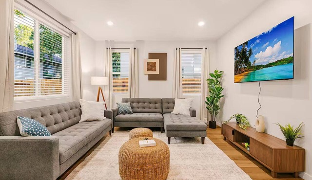 Scandinavian 4BR - King Suite · EV Plug · Sleeps 10 in Gresham