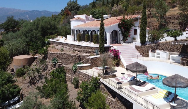 Sea & mountain views - 8 persons - private pool - air conditioning.