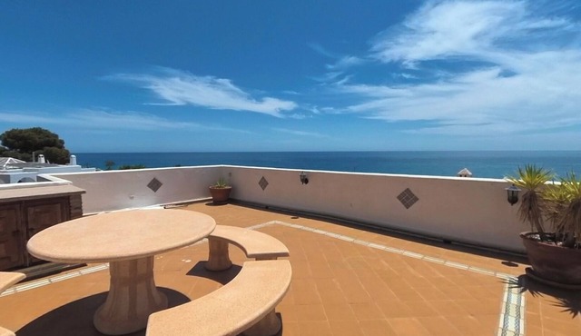 Sea View from all rooms 250m to Beach Restaurants & Bars.
