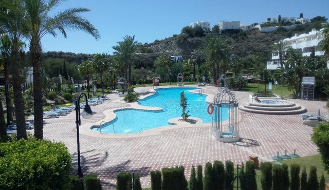 South facing one bedroomapartment with WIFI & private parking