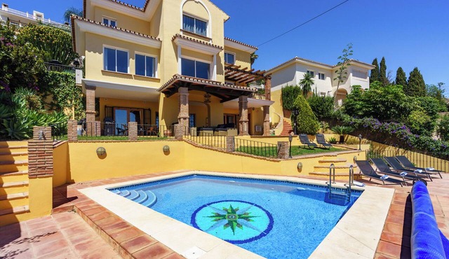 Spacious 5-bedroom villa with Top views and heated pool in charming Benalmádena