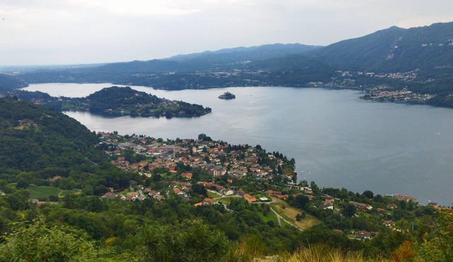 Spacious accommodation a stone's throw from Lake Orta in Pettenasco