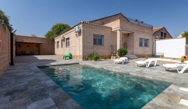 Spacious Villa near Toledo with Private Pool, Panoramic Views and Wi-Fi