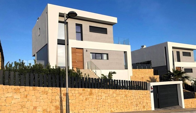 Spacious villa with private pool in Finestrat