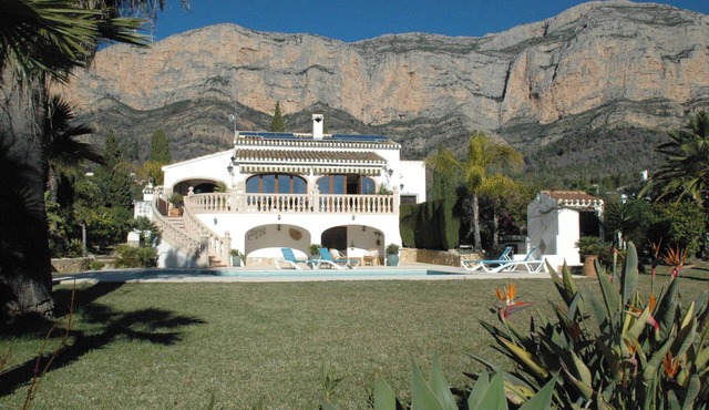 Spanish villa with private pool, garden, air conditioning, terraces. Family-friendly.
