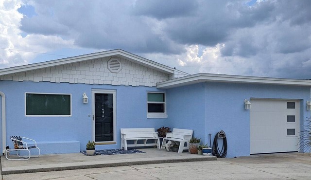 Steps from the beach with pool! in Ormond Beach
