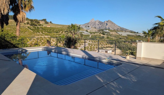 Studio in quiet natural setting - pool & sea view