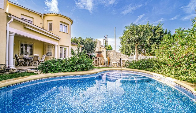 Stunning home in Oliva