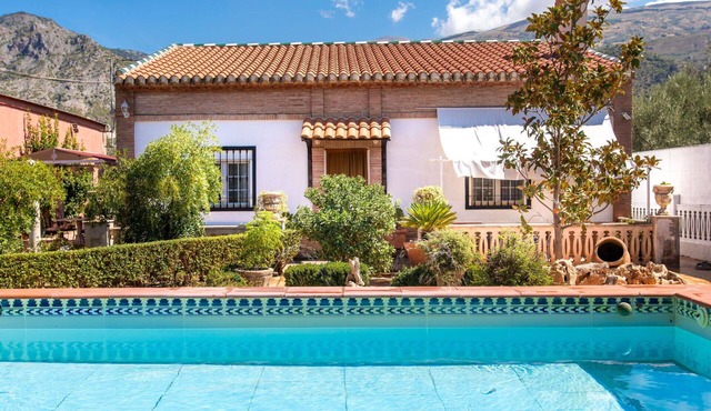 Stunning private villa for 6 people with private pool, A/C, WIFI, TV and patio