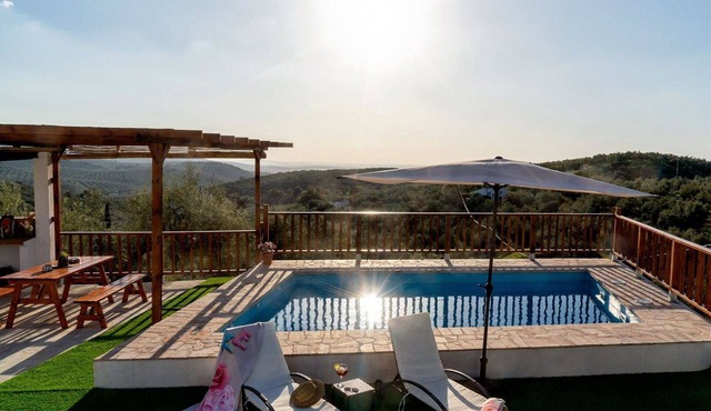 Stunning private villa for 4 guests with A/C, private pool, WIFI, TV, terrace and pets allowed