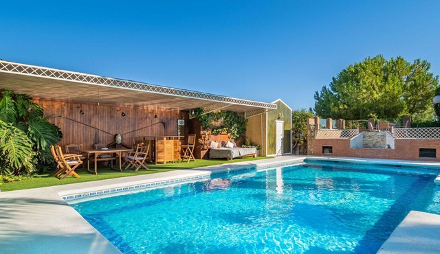 Stunning private villa with A/C, private pool, hot tub, WIFI, TV, patio and pets allowed