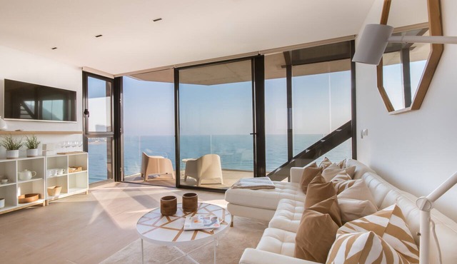 Stunning sea view hot tube posh BLUE SKY APARTMENT