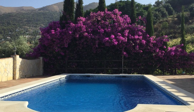 Stunning villa 3 beds 2 bathrooms, sea and Mountain View’s, AIRCON & WIFI .